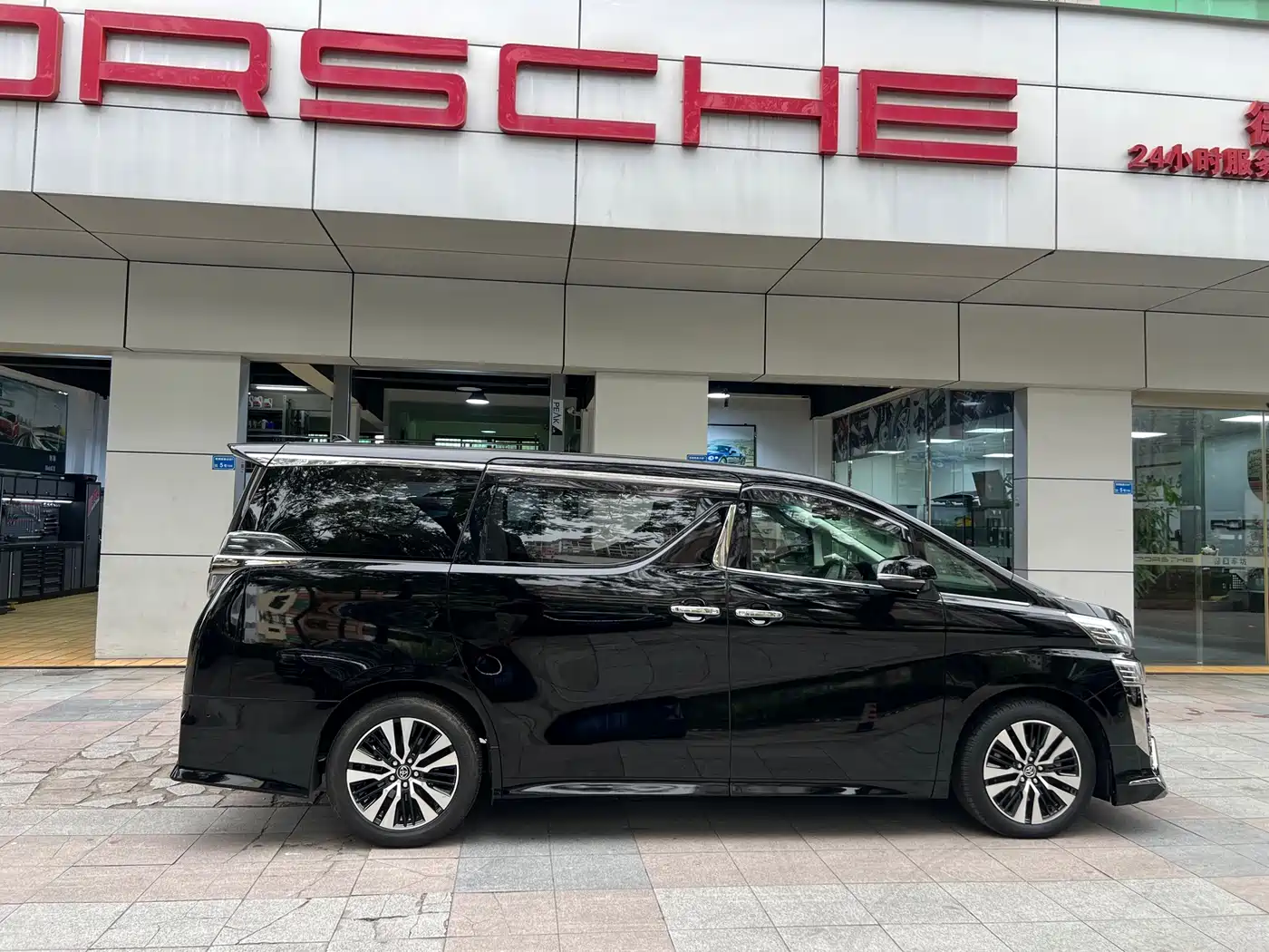 Toyota Vellfire фото 8