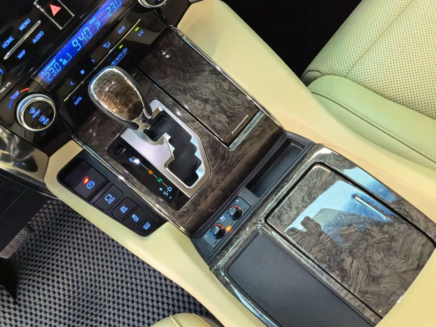 Toyota Alphard 2021 Hybrid 2.5L Premium фото 15