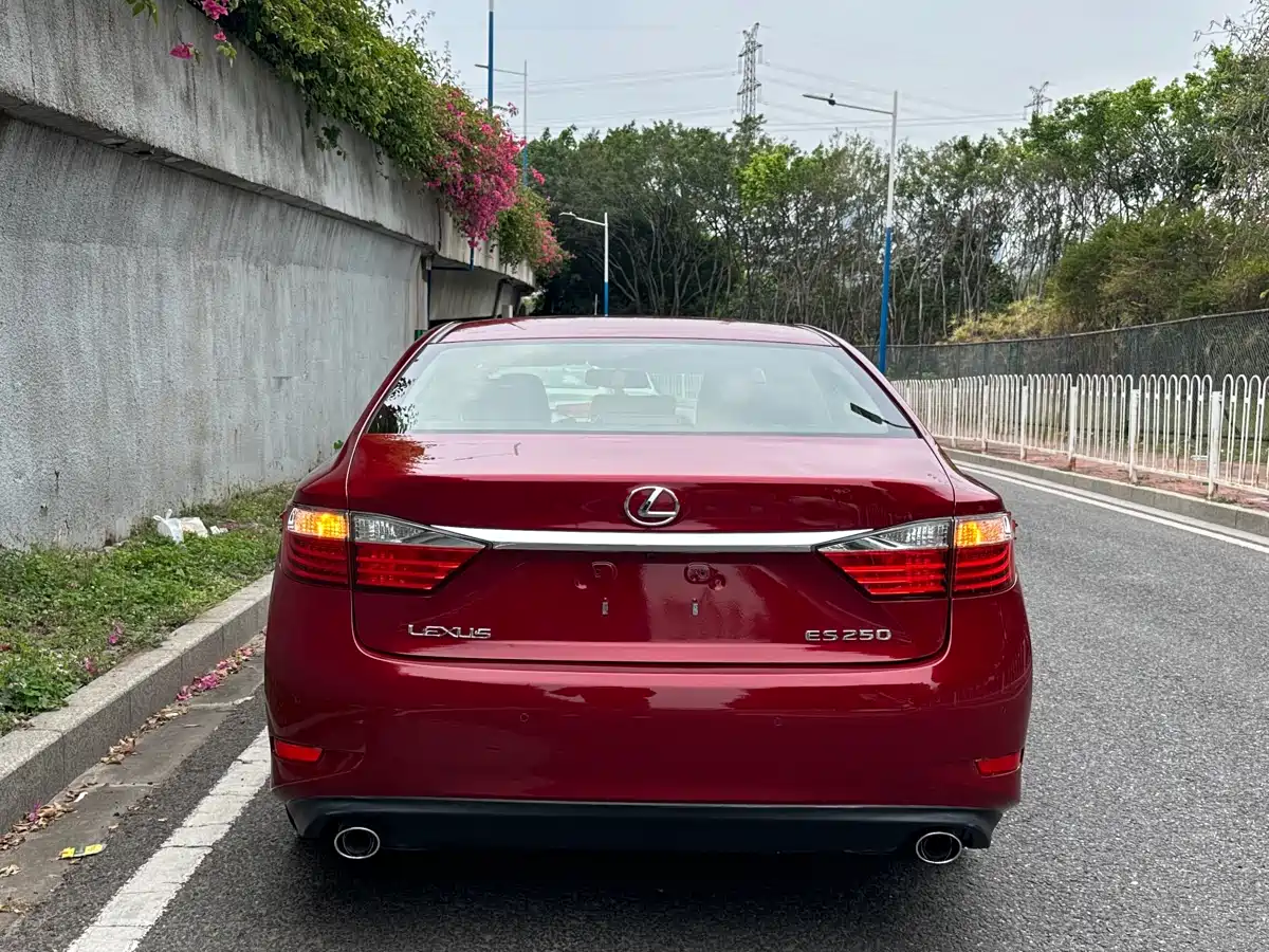 Lexus ES 2014 250 Elegance Edition фото 30