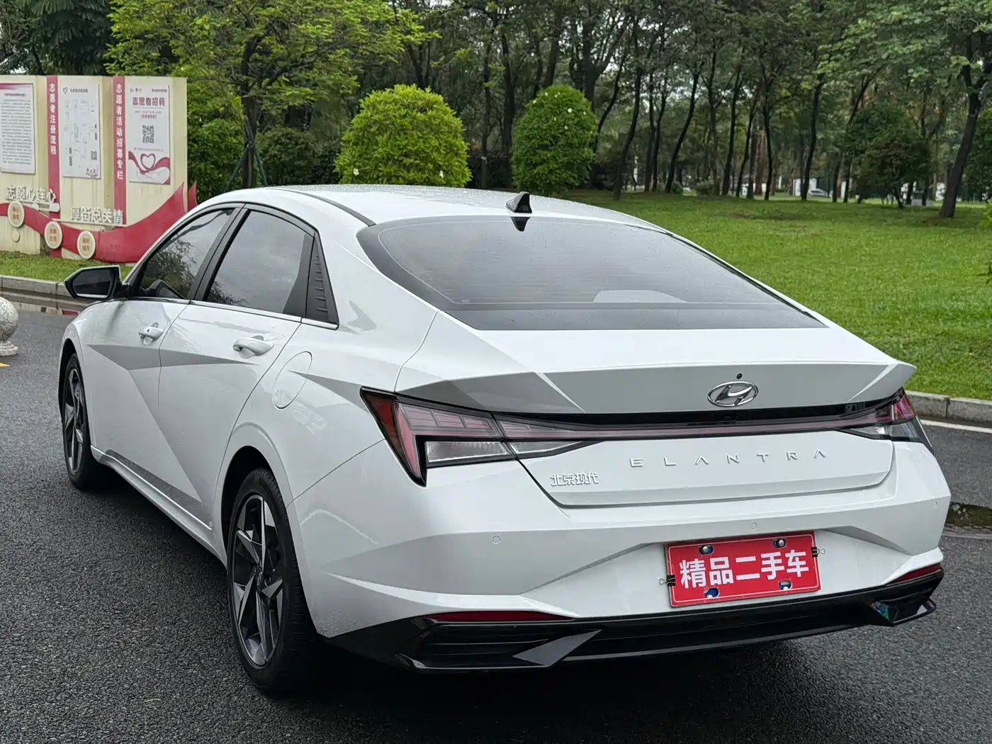 Hyundai Elantra 2022 1.5L CVT LUX Premium Edition фото 5