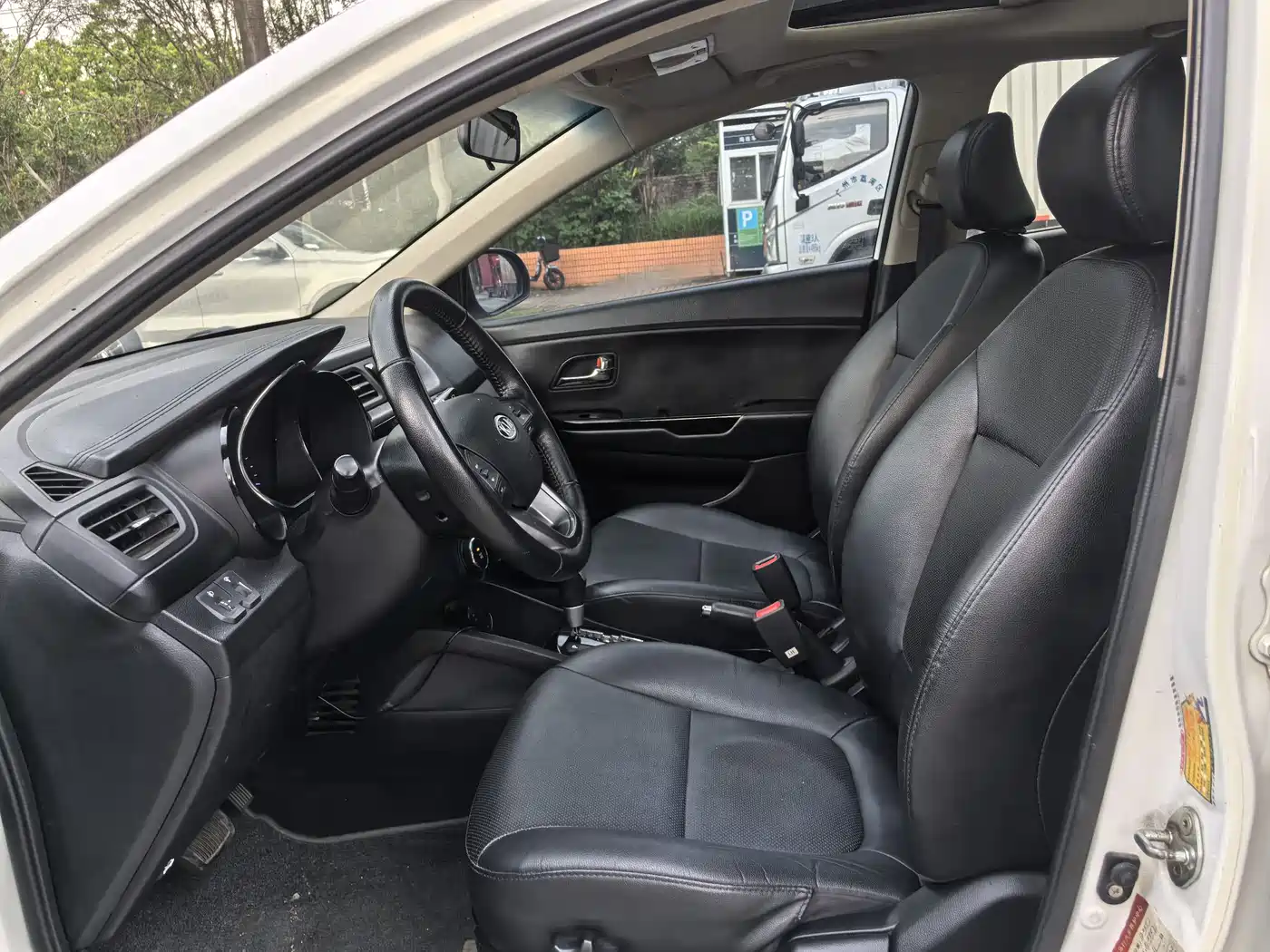 Photo 10 - Kia K2