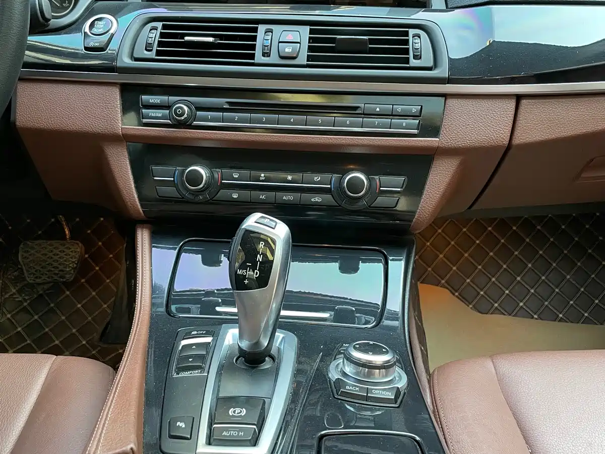 BMW 5 Series 2014 520Li Elegance фото 18
