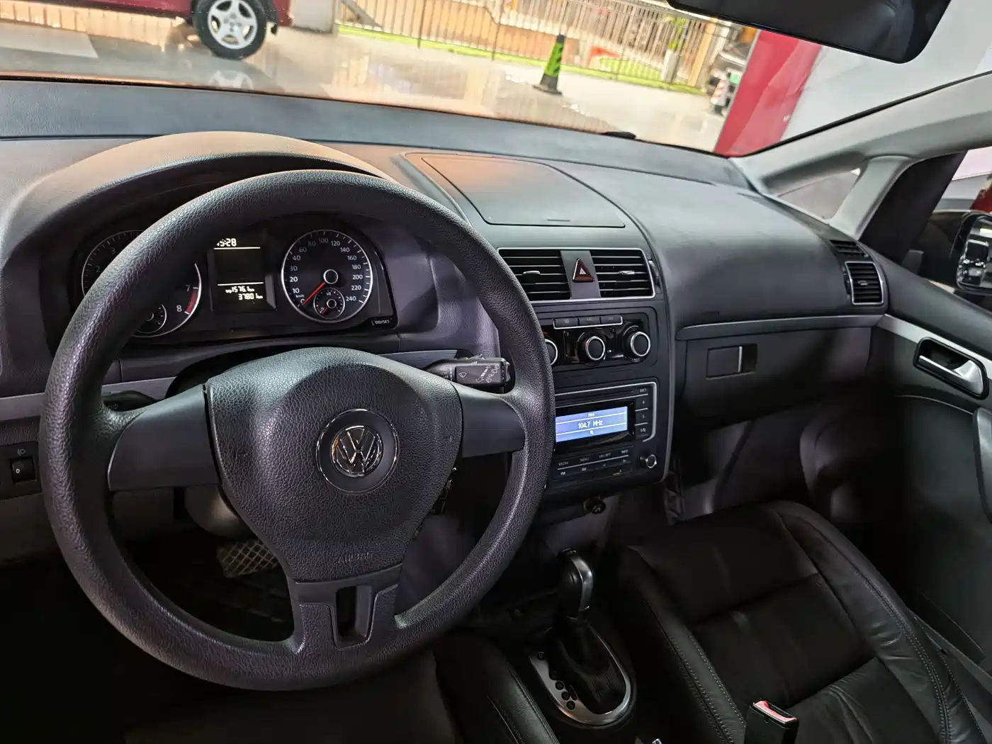 Volkswagen Touran 2015 1.4T DSG Comfort Edition 5-seater фото 4