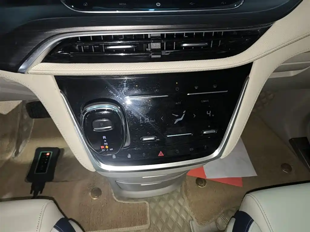 Photo 14 - Buick GL8