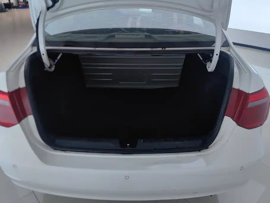 Photo 4 - Volkswagen Jetta