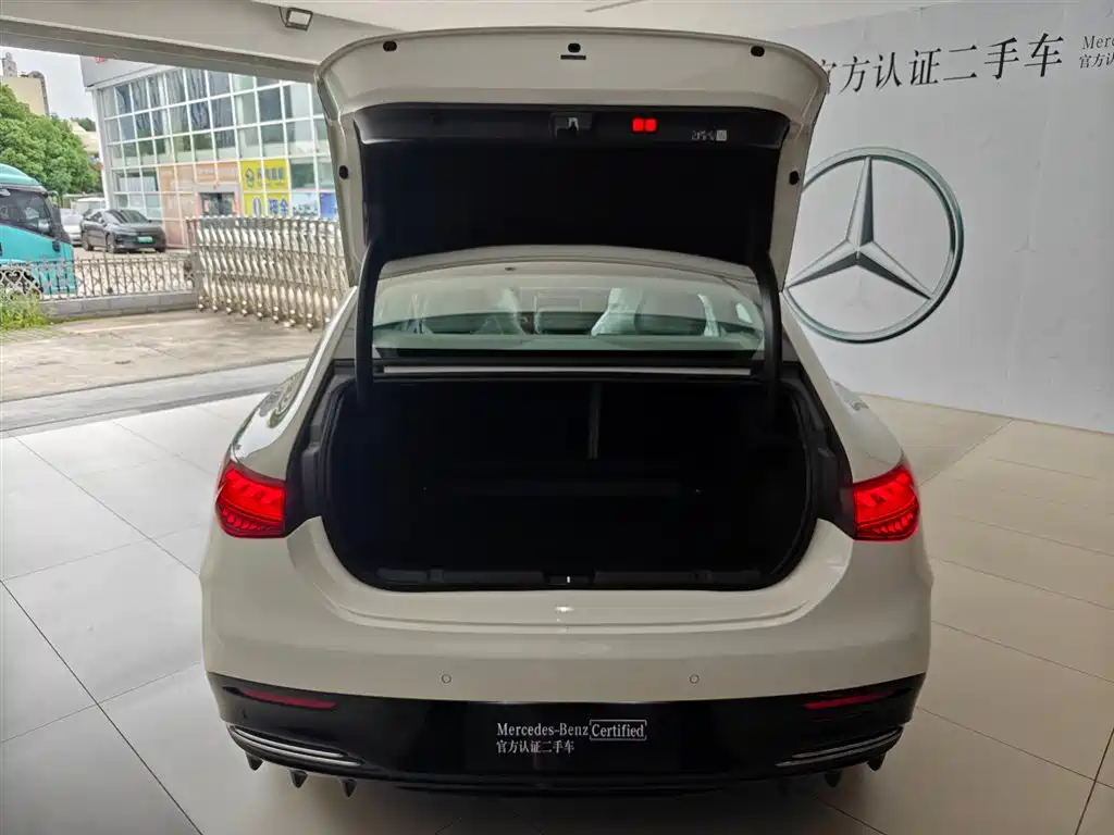 Mercedes-Benz EQE 2025 Model 500 4MATIC Luxury Edition фото 6