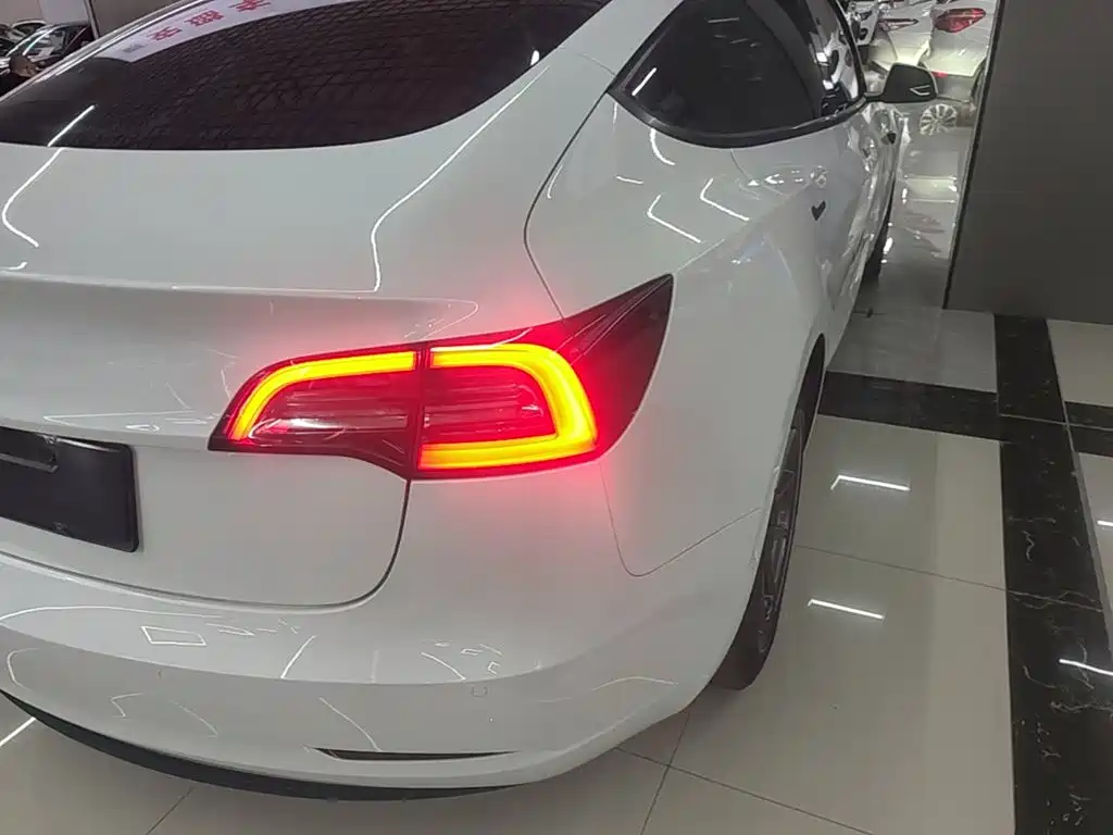 Фото 8 - Tesla Model 3