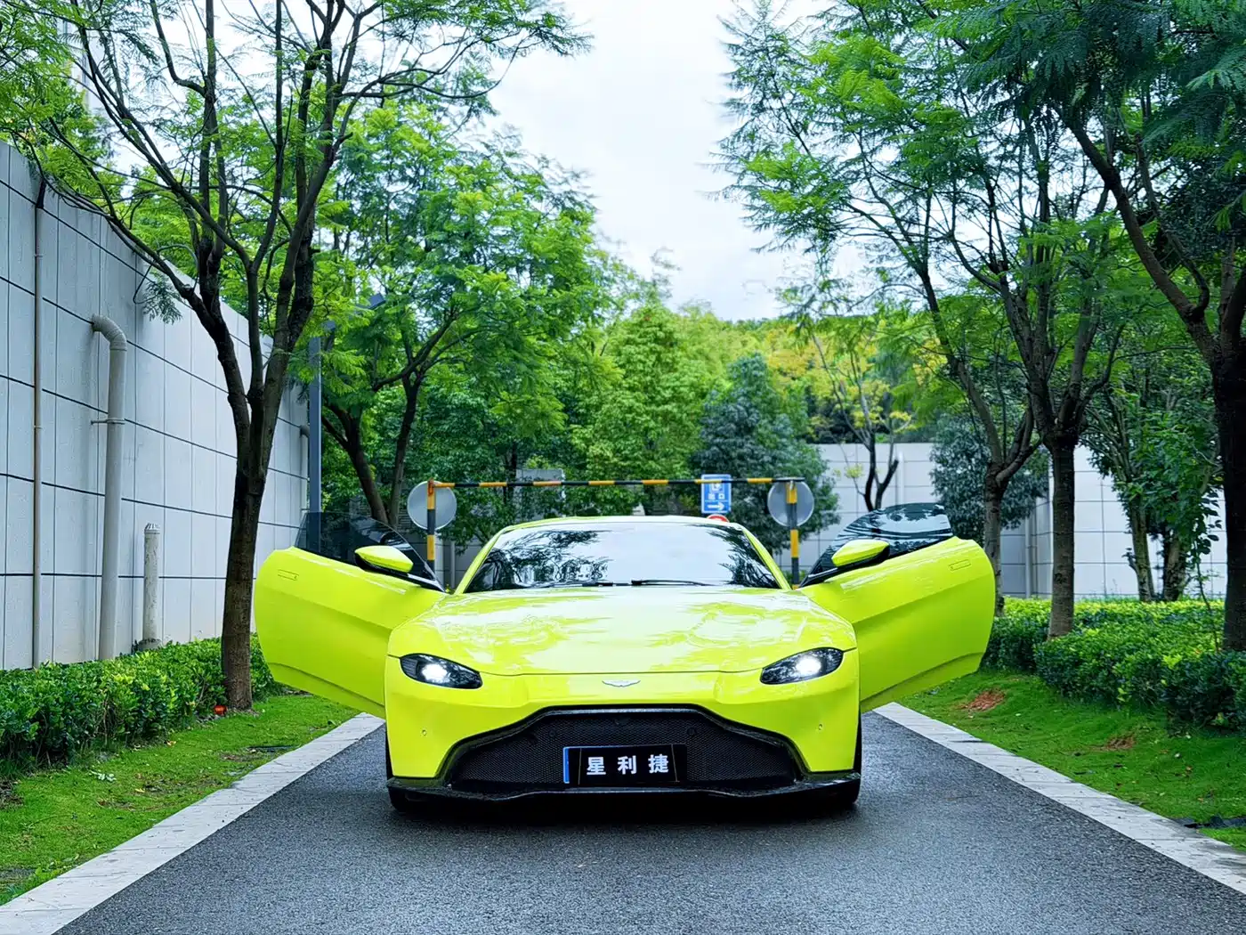 Aston Martin V8 Vantage 2019 2018 4.0T V8 Coupe