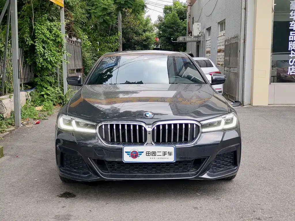 Photo 2 - BMW 5 Series