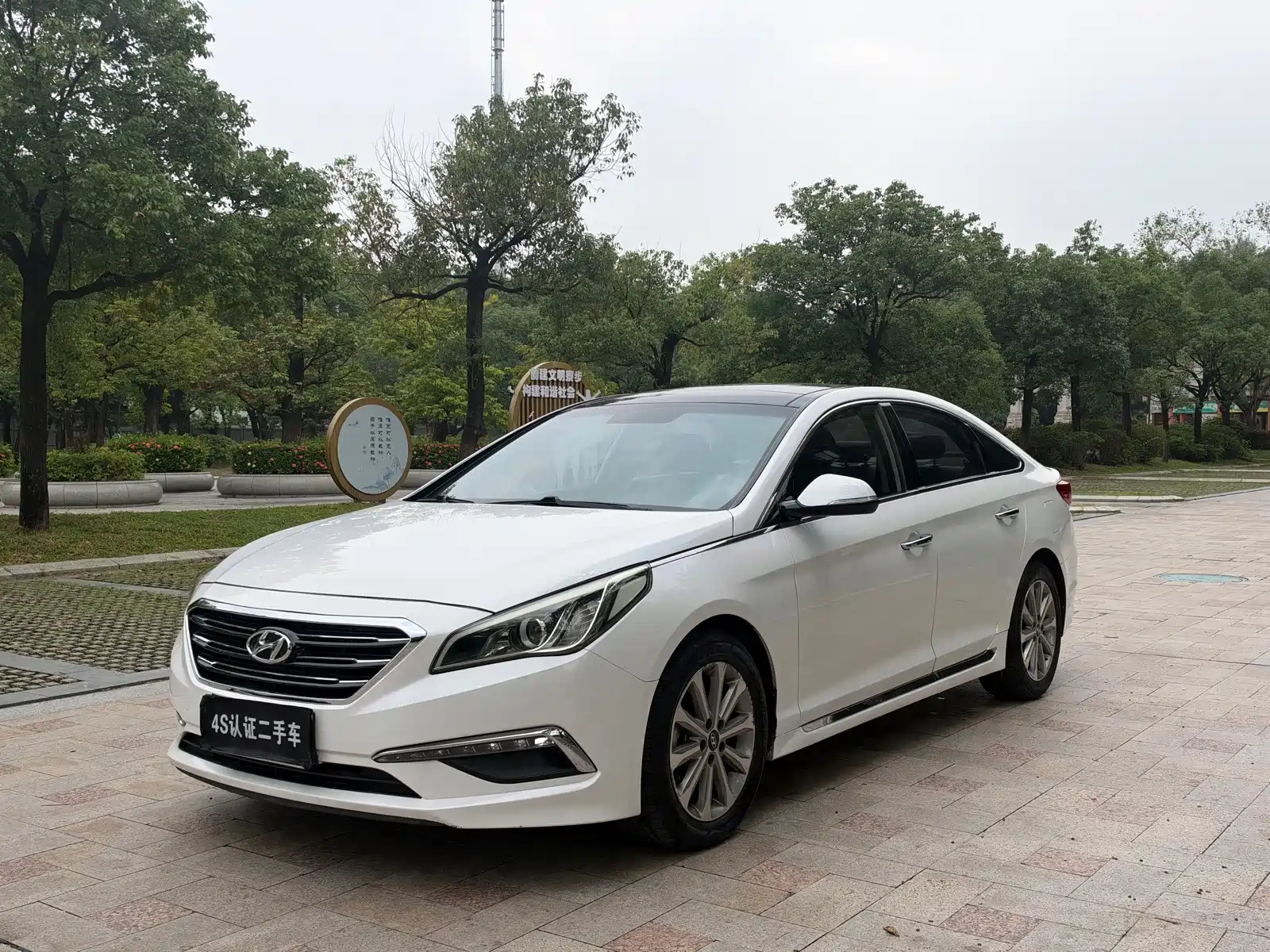 Photo 1 - Hyundai Sonata