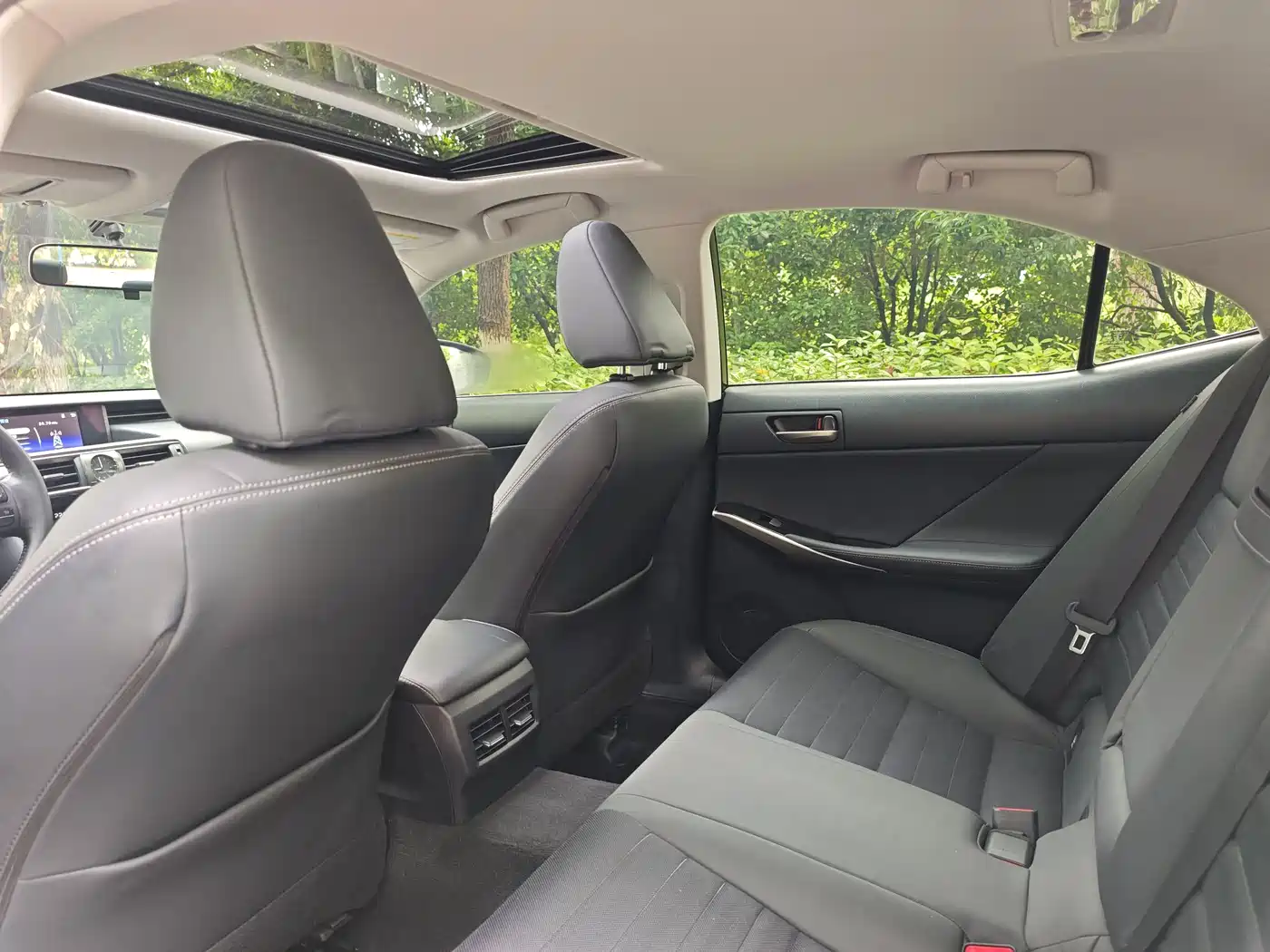 Lexus IS 2017 300 Leading Edition фото 13