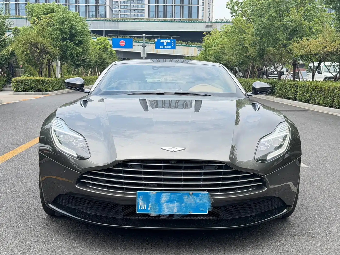 Aston Martin DB11 2017 2016 5.2T Launch Edition