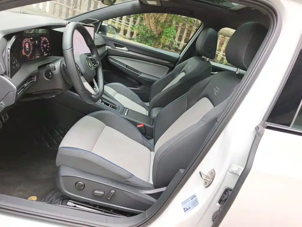 Volkswagen Golf 2024 2025 300TSI R-Line