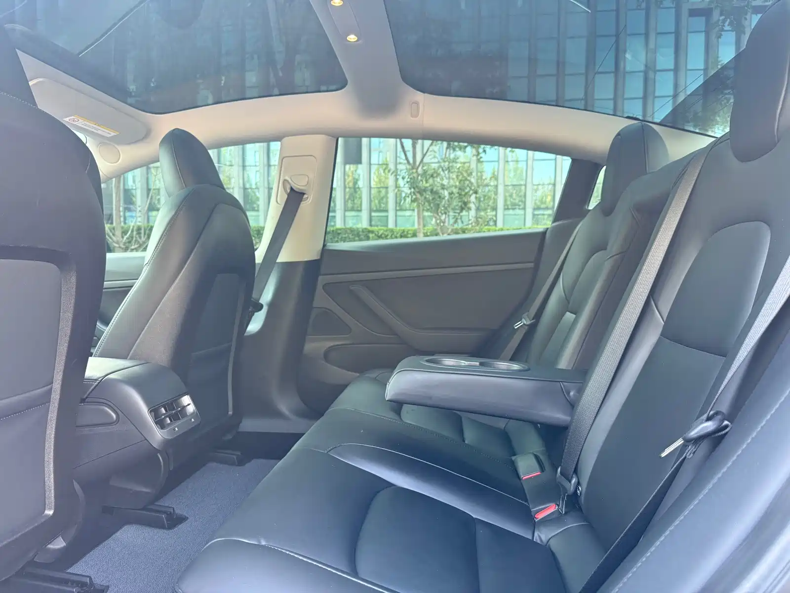 Фото 14 - Tesla Model 3