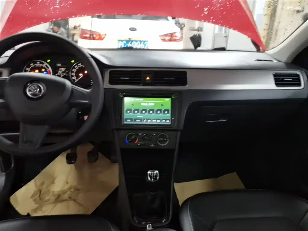 Škoda Skoda Rapid Spaceback 2016 Facelift 1.6L Manual Innovation Edition фото 13
