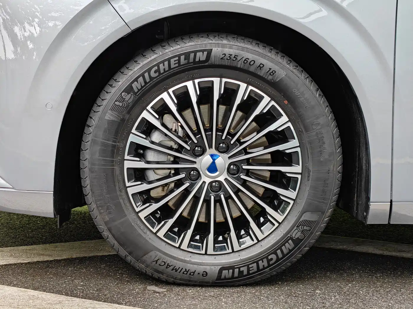 Denza D9 2022 DM-i 970 AWD Flagship фото 14