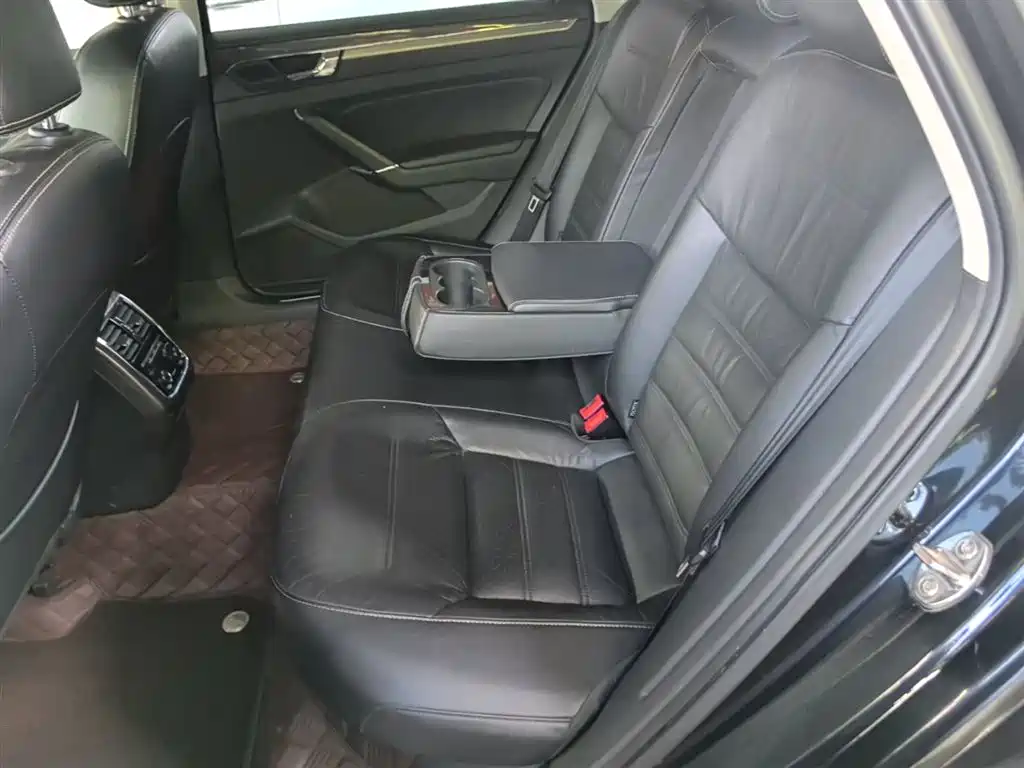 Volkswagen Passat 2016 330TSI DSG Executive Edition фото 17