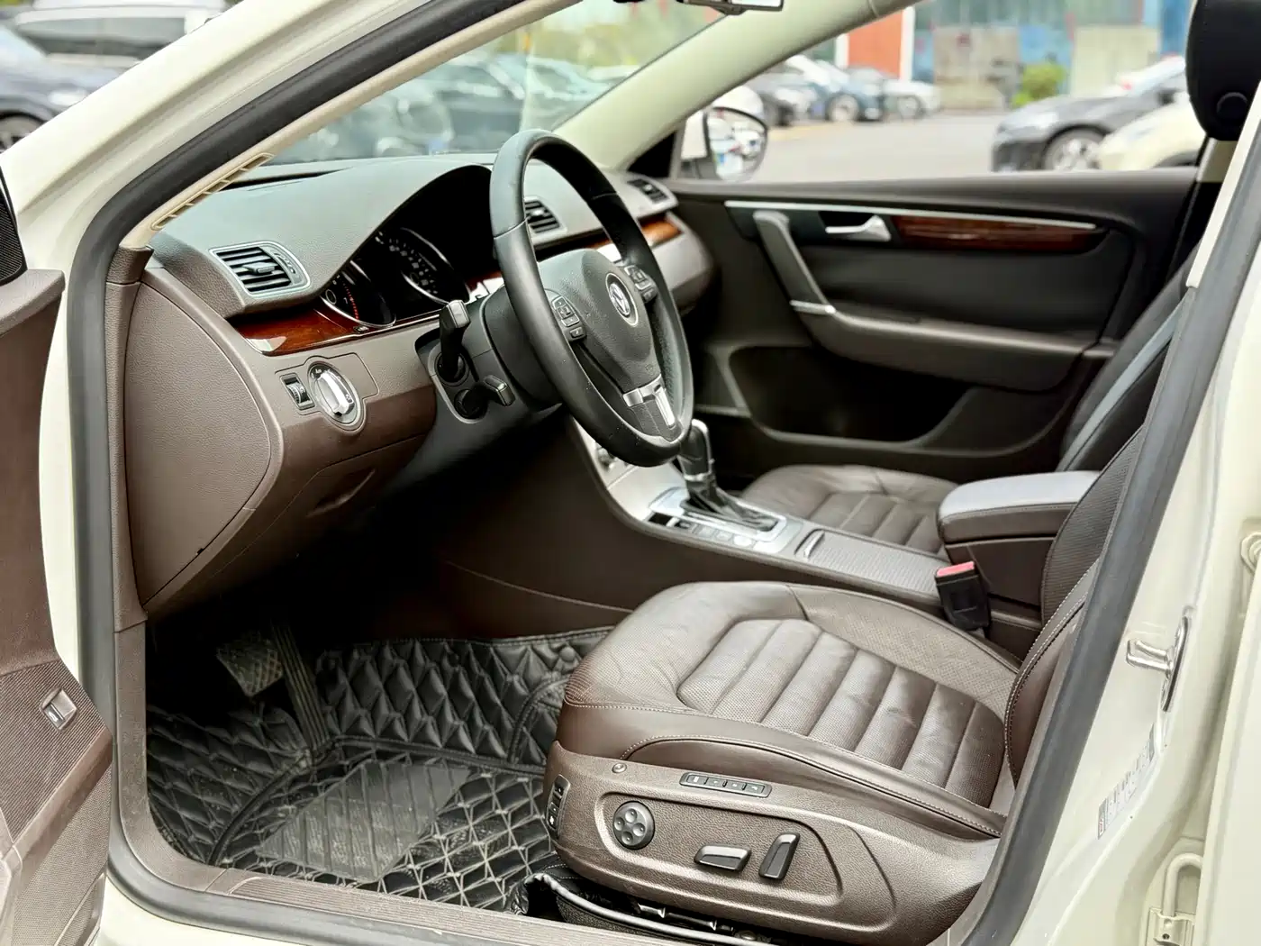 Volkswagen Magotan (Import) 2012 Wagon 2.0TSI Luxury фото 11