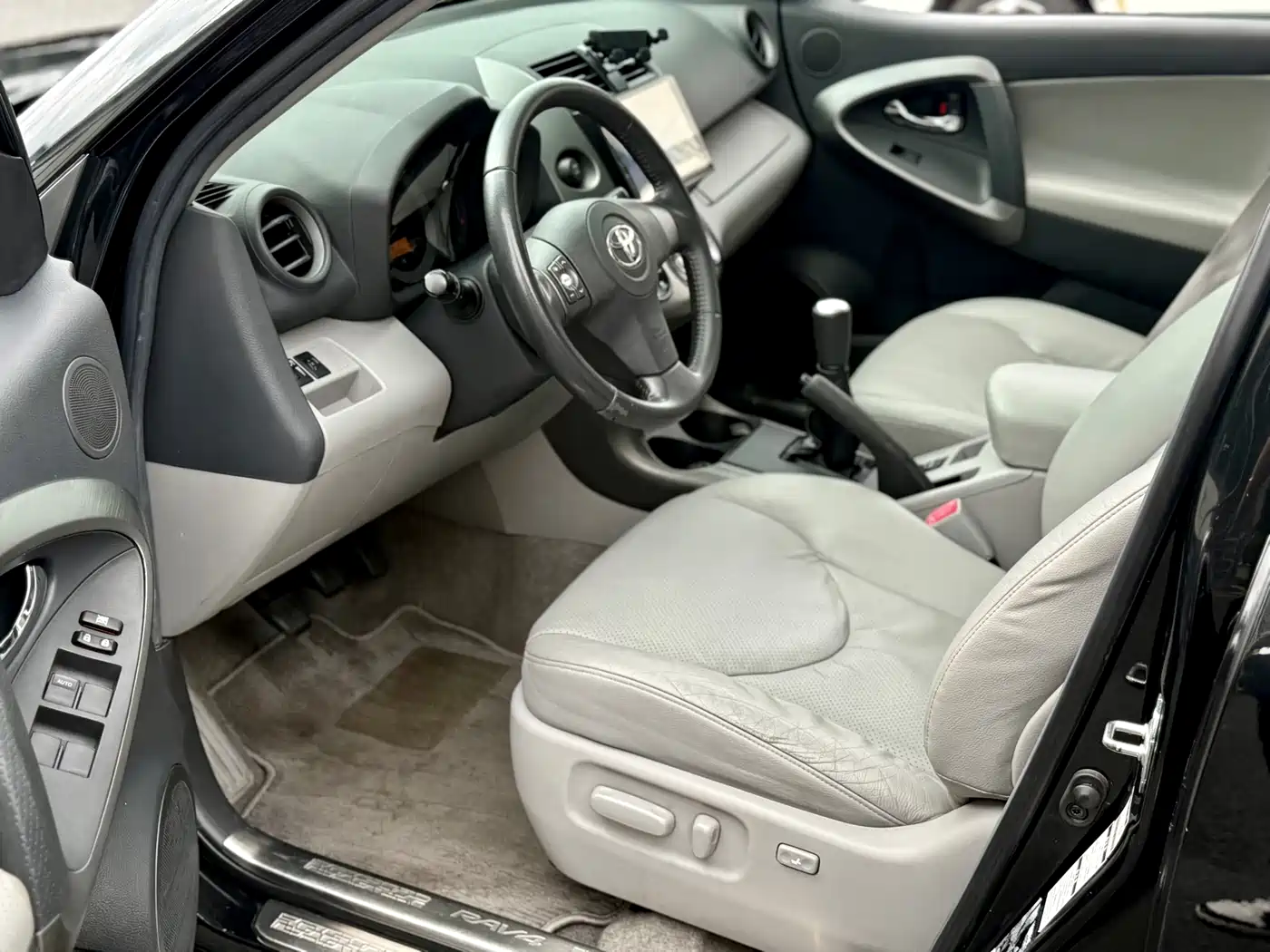 Toyota RAV4 Rongfang 2010 2.4L Manual Luxury Upgrade Edition фото 11