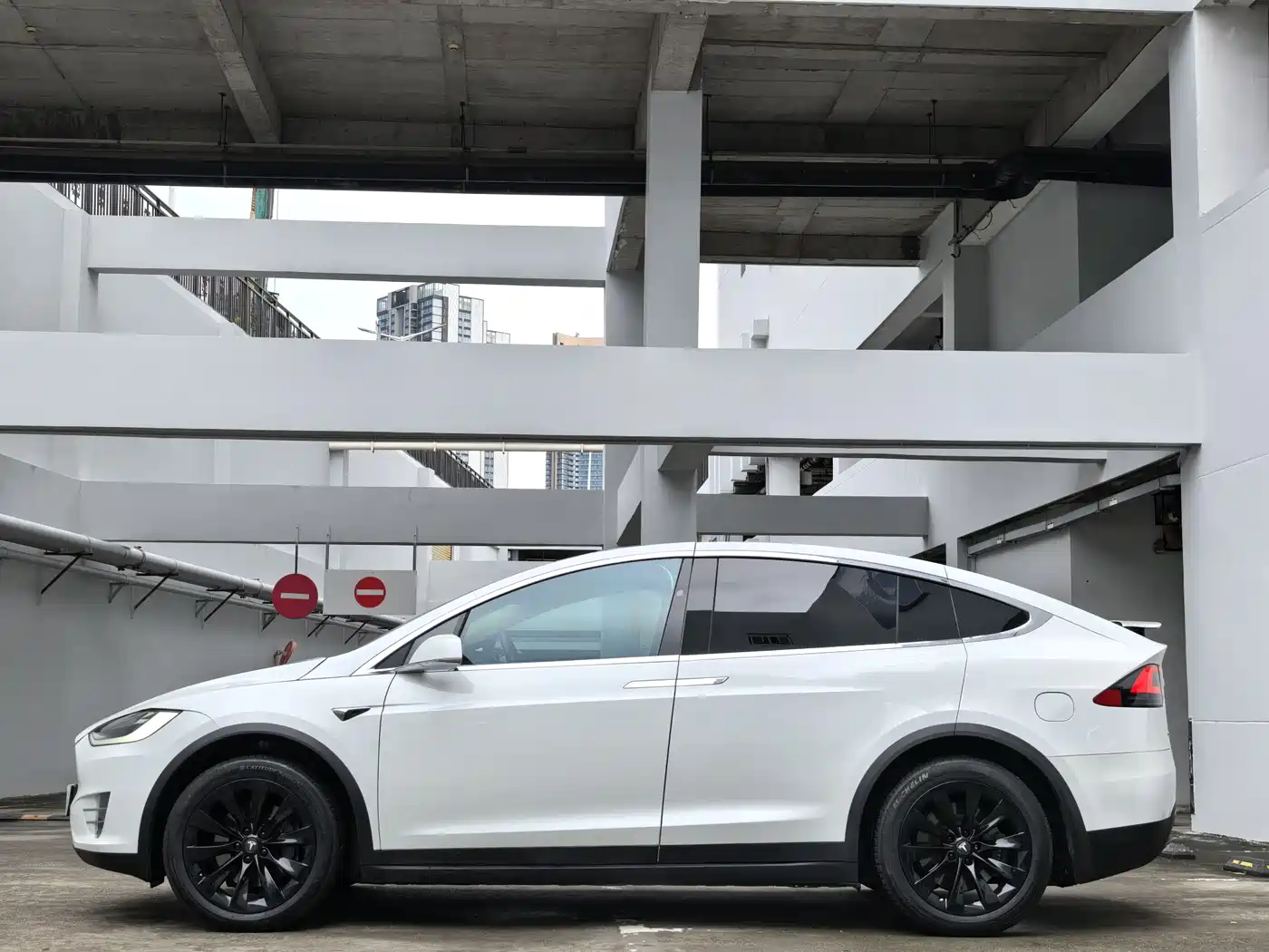 TESLA MODEL X