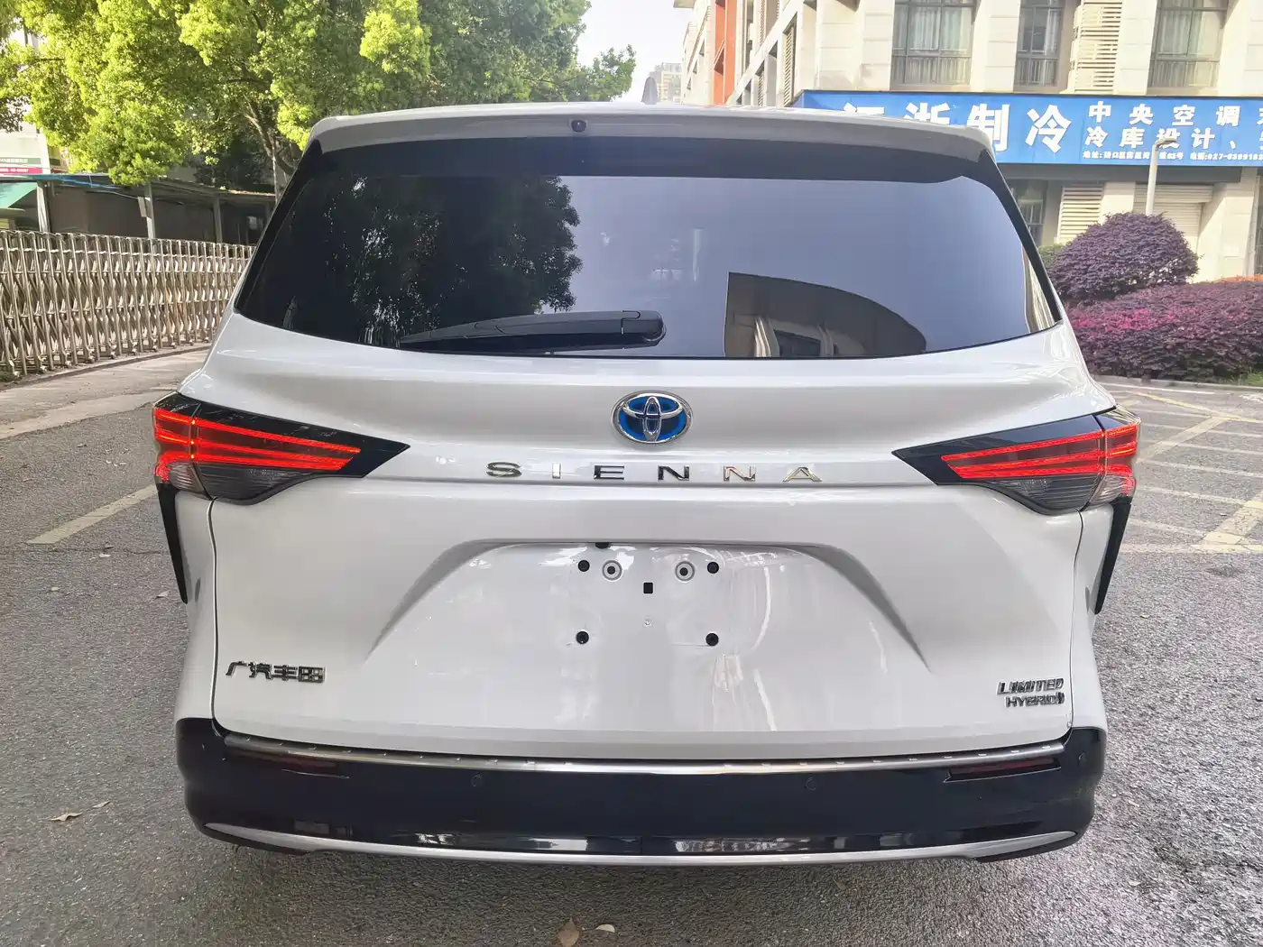 Toyota Sienna 2023 2.5L Hybrid Luxury Welfare Edition фото 34