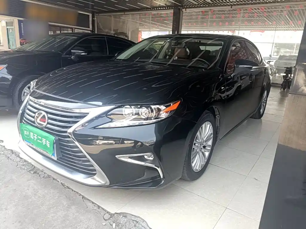 Photo 1 - Lexus ES