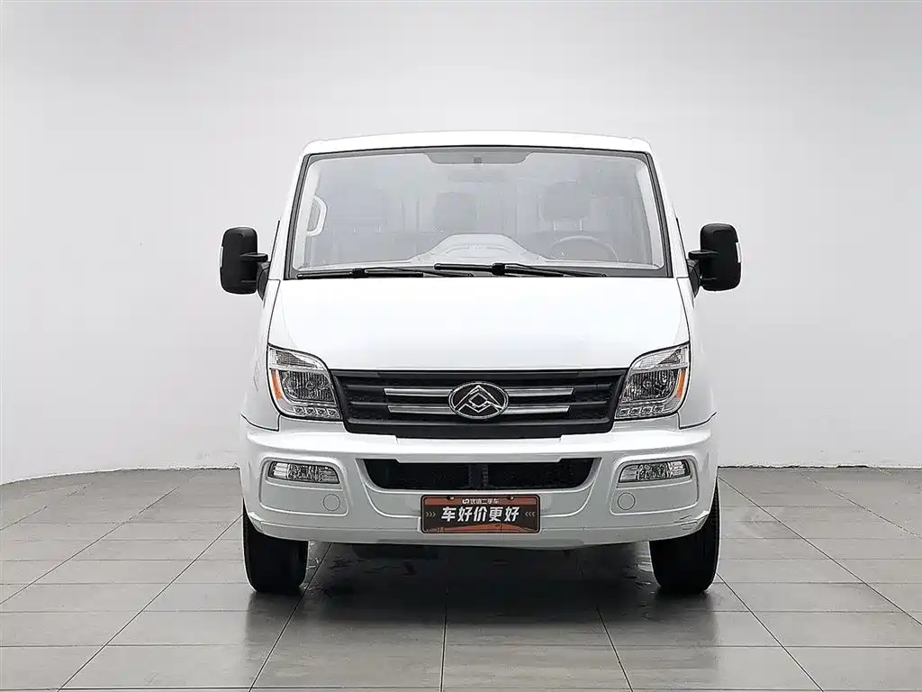 SAIC Maxus Xintu V80 2023 2.0T Manual Classic City Delivery King Short Wheelbase Ultra-Low Roof 3-Seater фото 3