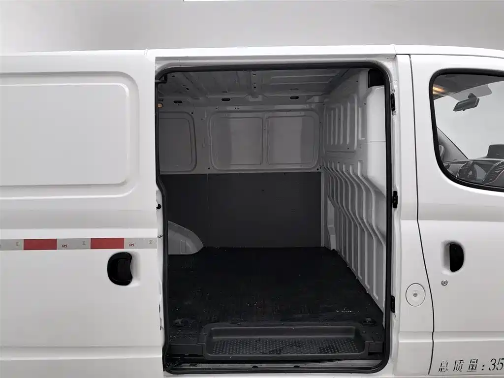 SAIC Maxus Xintu V80 2023 2.0T Manual Classic City Delivery King Short Wheelbase Ultra-Low Roof 3-Seater фото 15
