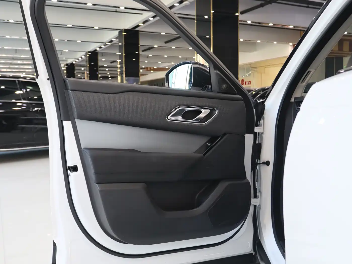 Land Rover Range Rover Velar 2024 S фото 5