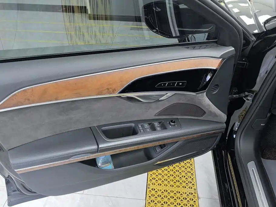 Photo 7 - Audi A8