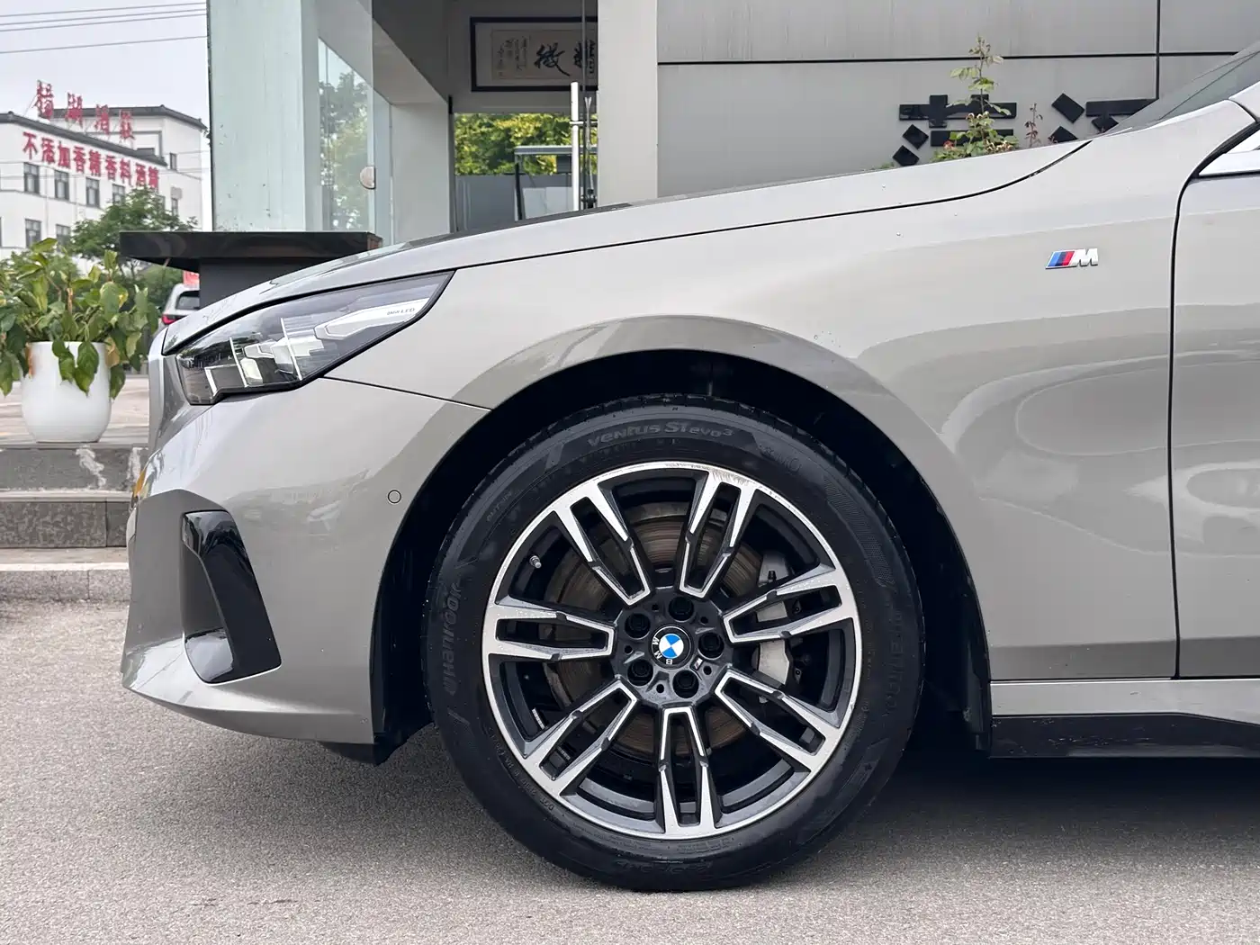 BMW 5 Series 2024 530Li Leading M Sport Package фото 4