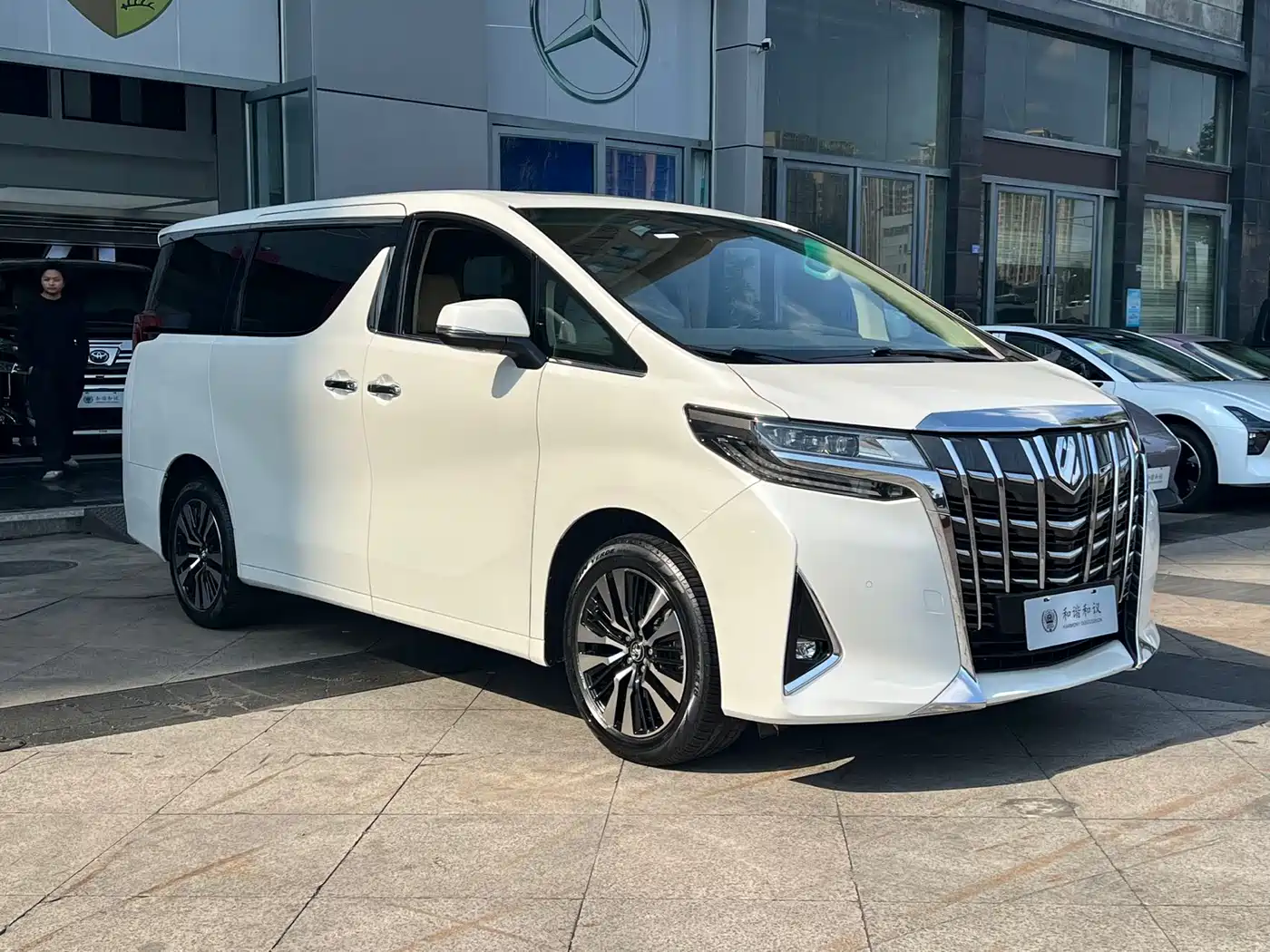 Toyota Alphard 2018 3.5L Luxury фото 3