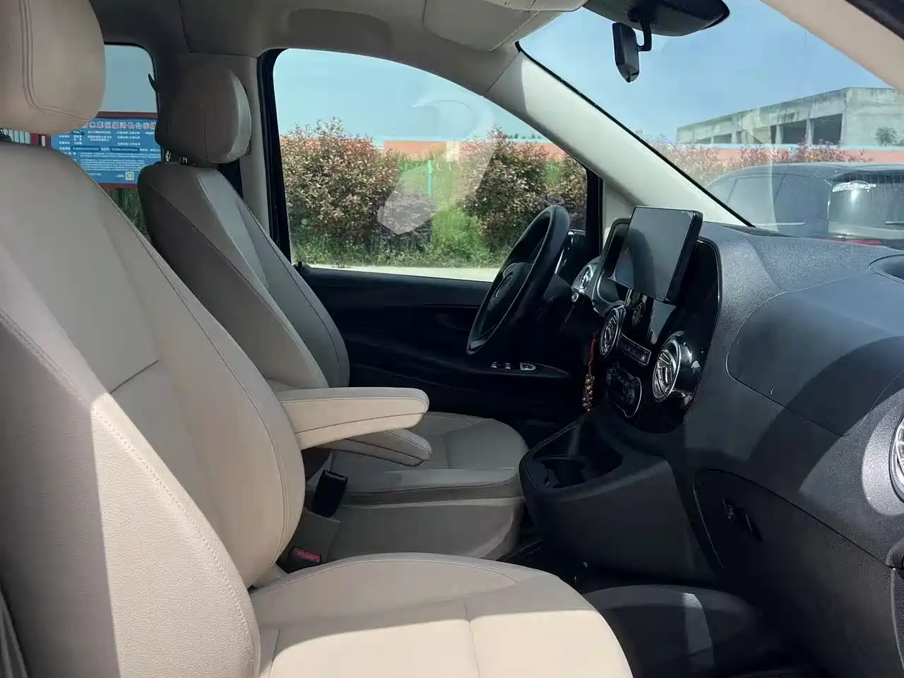 Mercedes-Benz Vito 2023 2.0T Elite 9-Seater фото 5