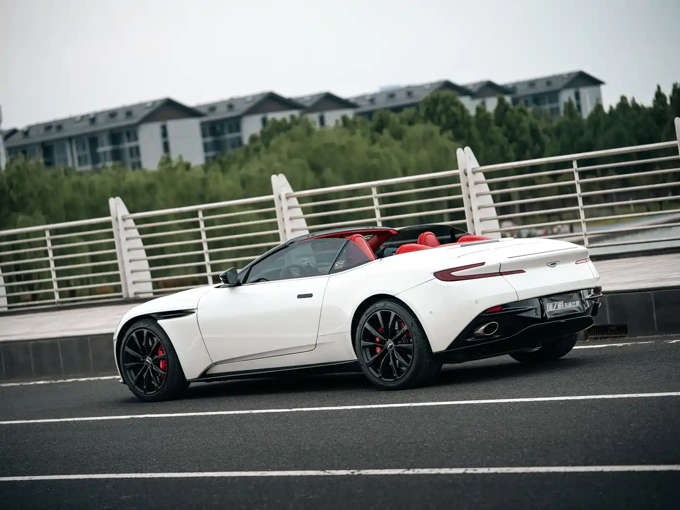 Aston Martin DB11 2019 4.0T V8 Volante фото 6