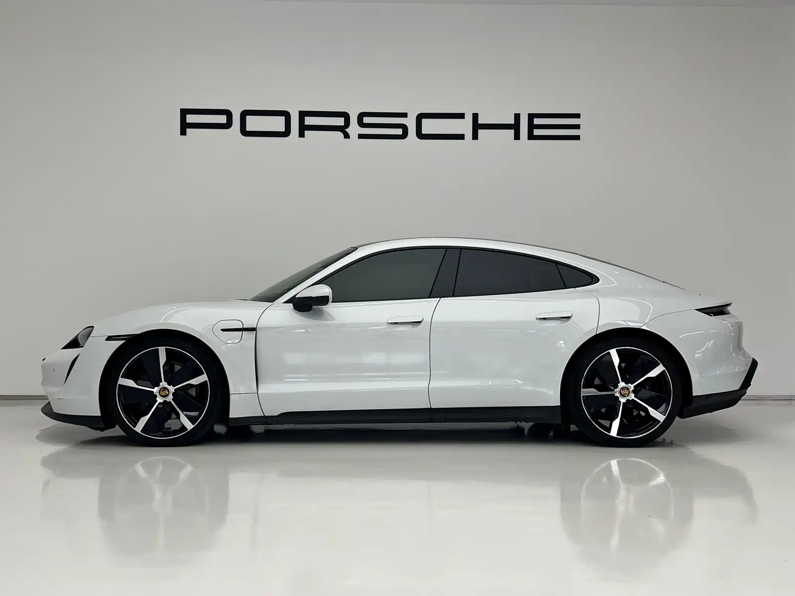 Фото 3 - Porsche Taycan