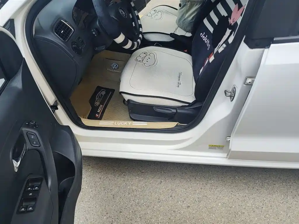 Volkswagen Polo 2014 1.6L Automatic Comfort Edition фото 8