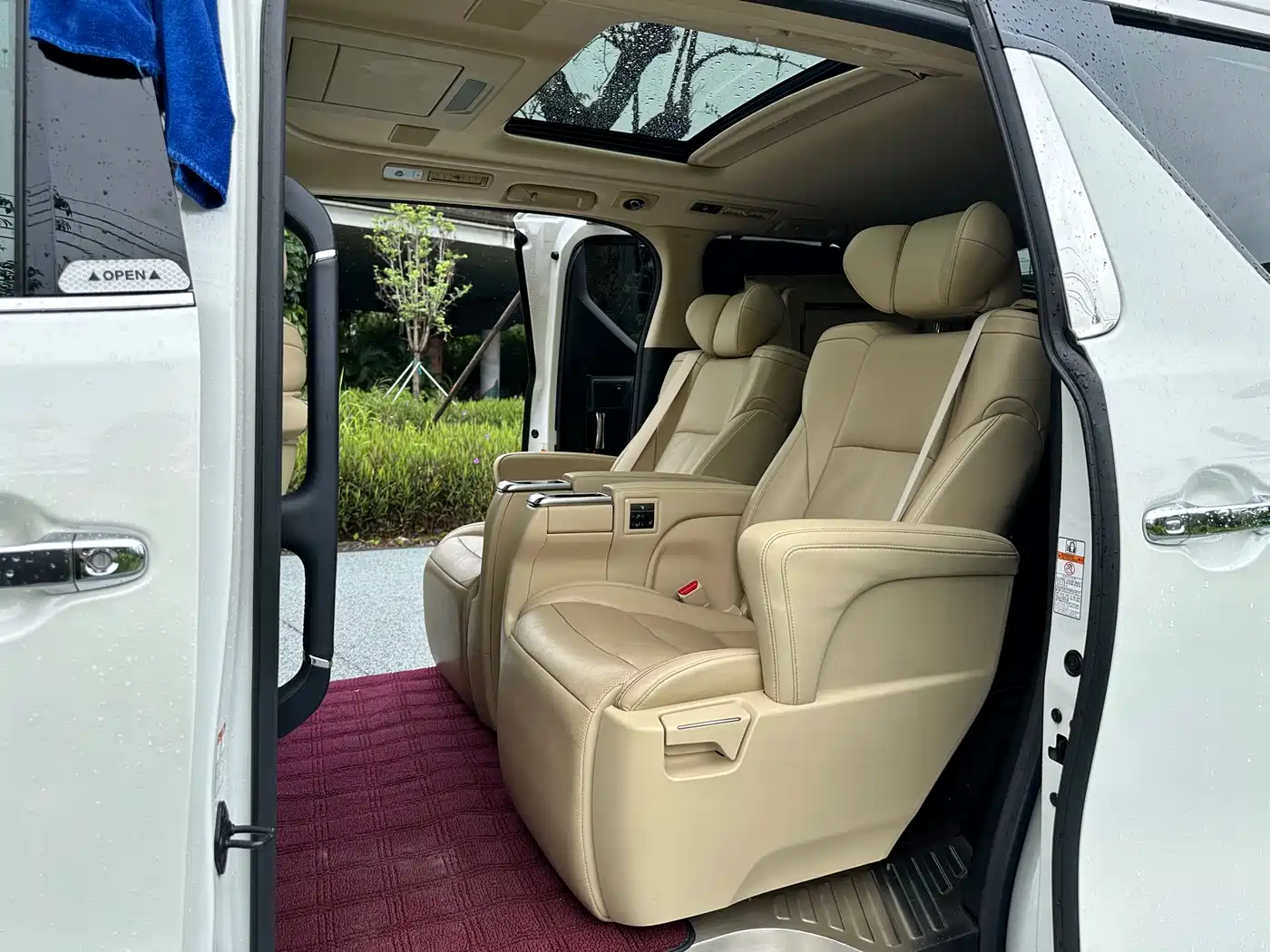 Toyota Alphard 2019 Hybrid 2.5L Luxury фото 12