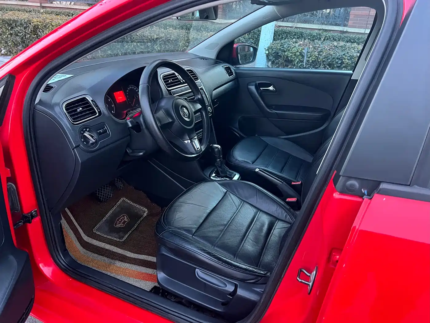 Volkswagen Polo 2011 1.6L Automatic Style Edition фото 7