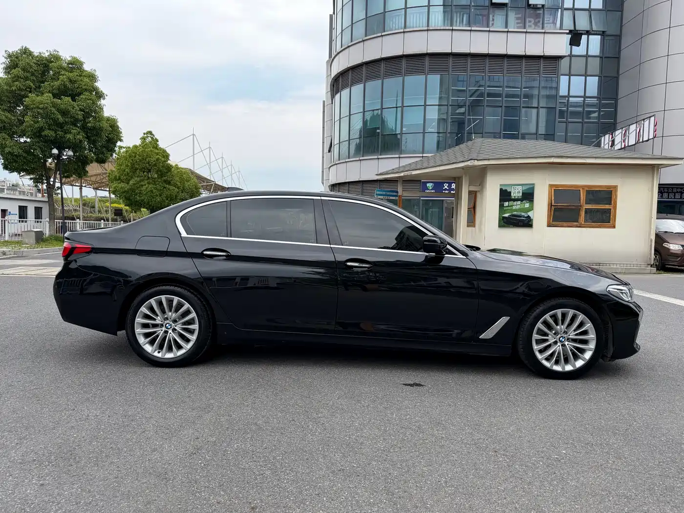 BMW 5 Series 2018 525Li Luxury Package фото 4