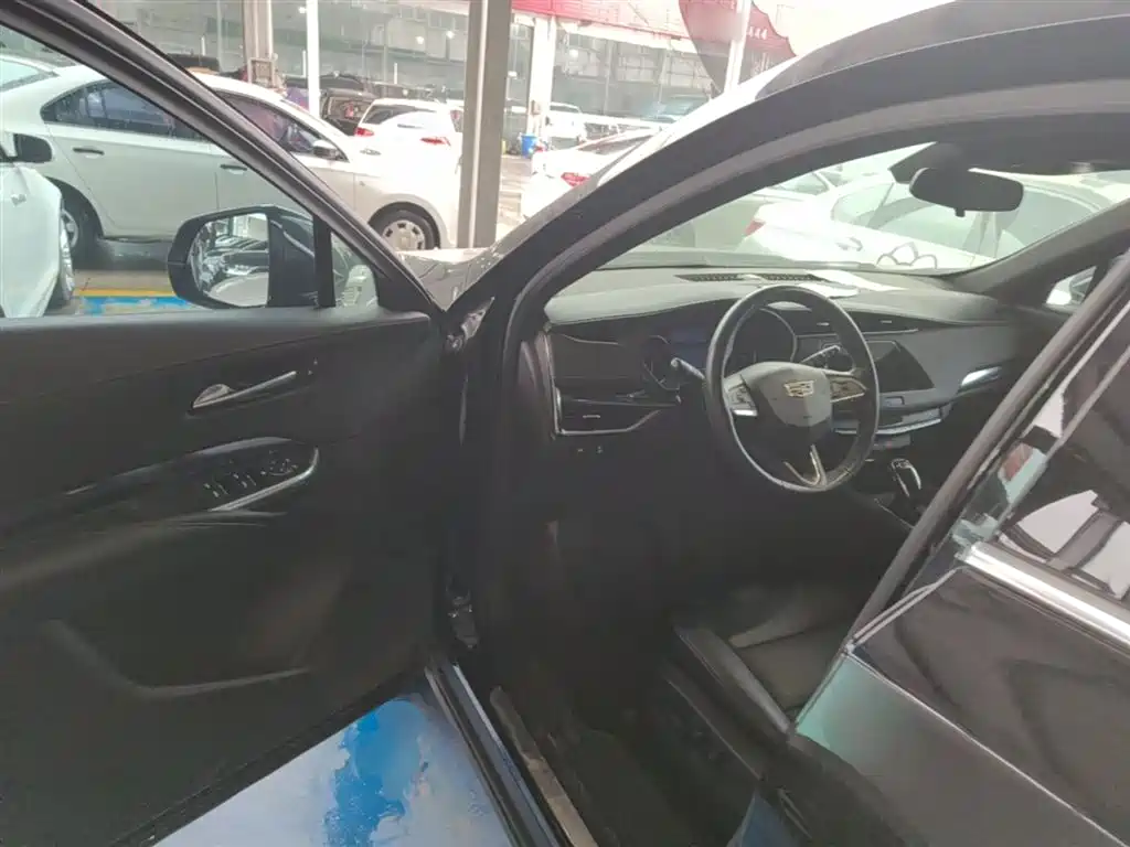 CADILLAC XT4