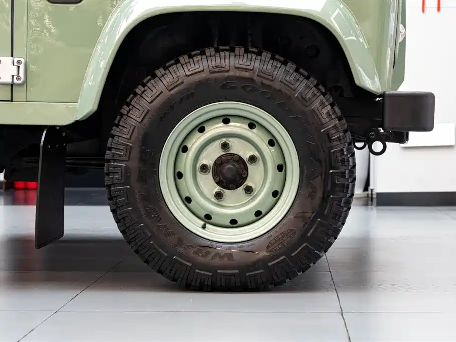 Land Rover Defender фото 16
