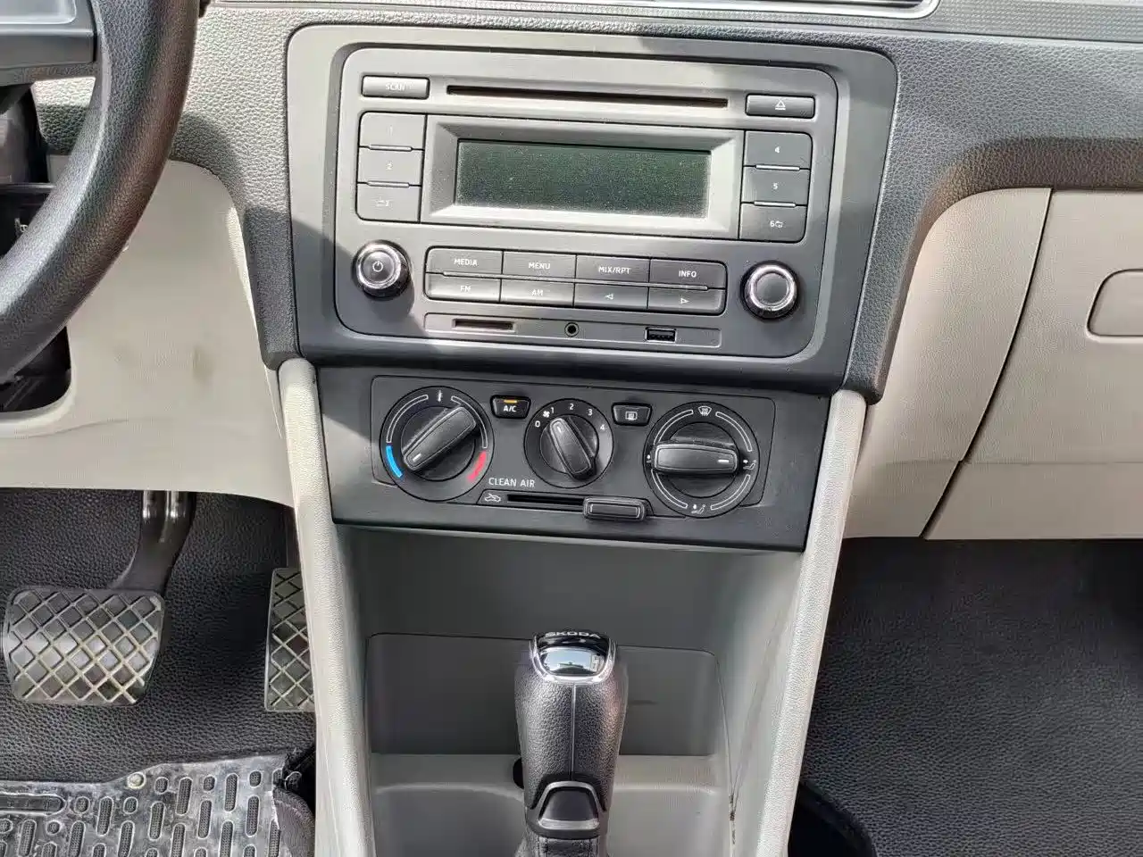 Škoda Rapid 2016 1.6L Automatic Pioneer Edition фото 6