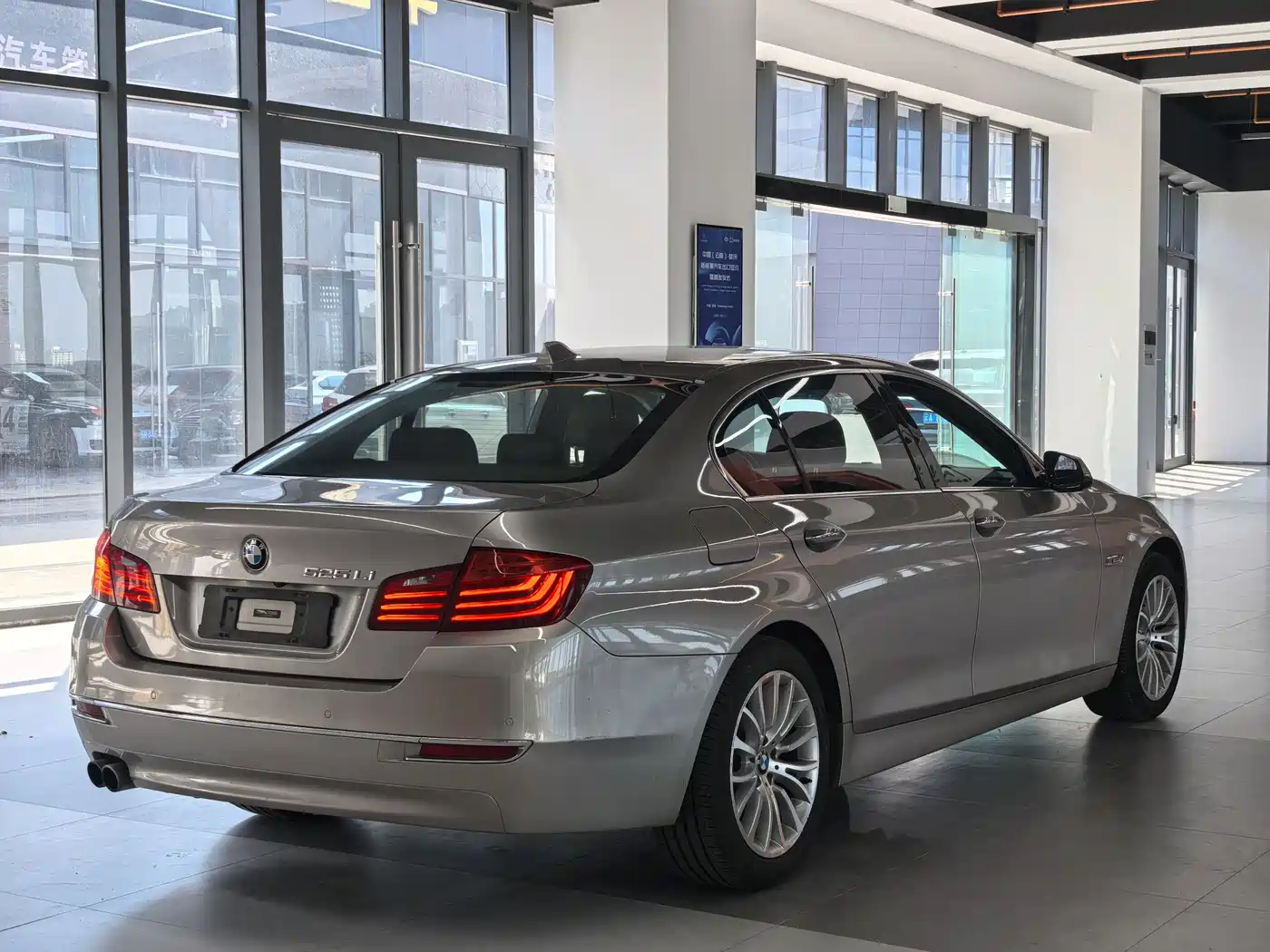 BMW 5 Series 2017 525Li Luxury Design Package фото 9