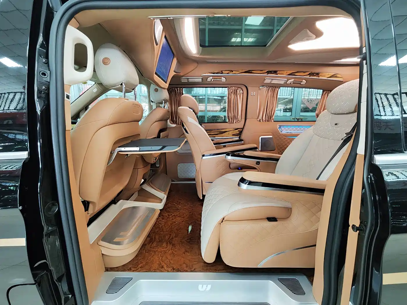 Mercedes-Benz V-Class 2018 V 260 L Premium Long Wheelbase Edition China VI фото 7