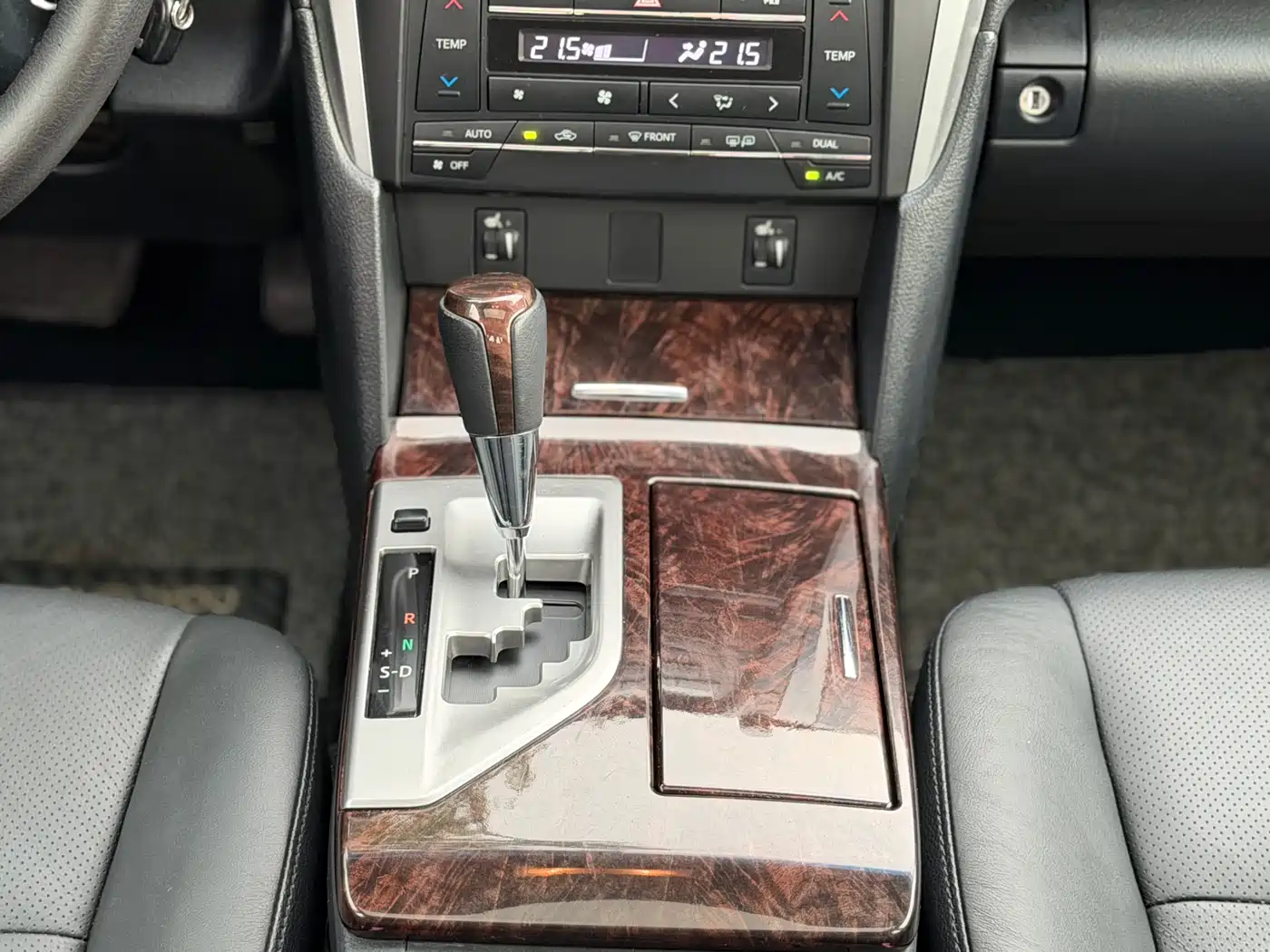 Toyota Camry 2015 2.0G Leading Edition фото 17