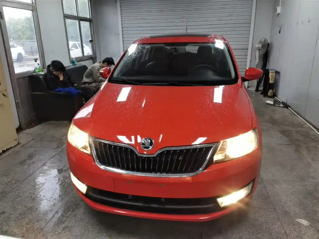 Škoda Skoda Rapid Spaceback 2016 Facelift 1.6L Manual Innovation Edition фото 3