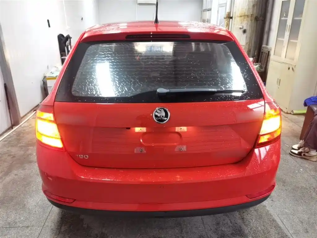 Škoda Skoda Rapid Spaceback 2016 Facelift 1.6L Manual Innovation Edition фото 6
