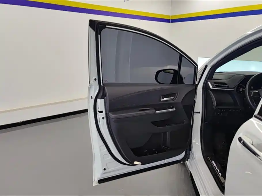 Toyota Sienna 2023 2.5L Hybrid Premium Edition фото 7