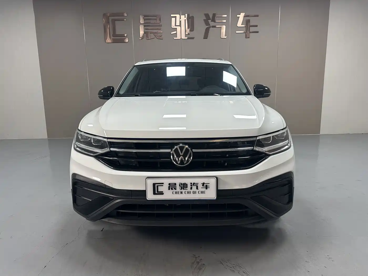 Photo 2 - Volkswagen Tiguan L