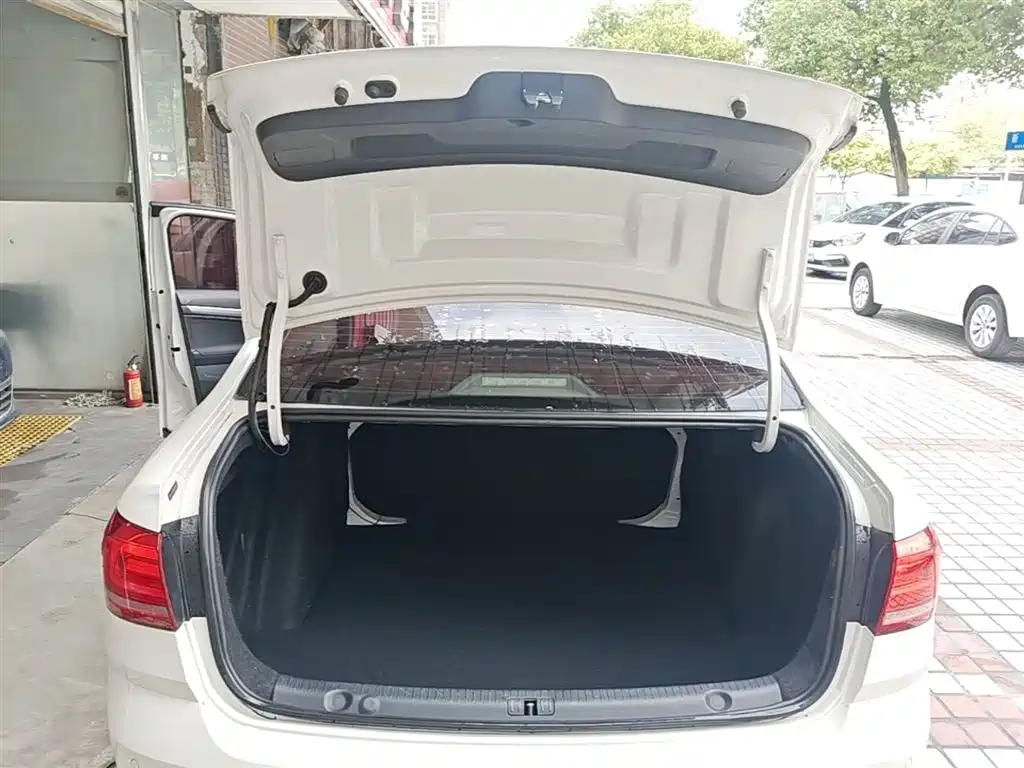 Volkswagen Lavida 2017 1.6L Automatic Trend Edition фото 19
